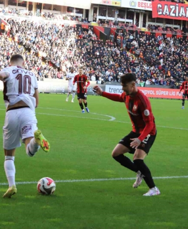 gaziantep-fk-ile-trabzonsporun-super-lig-maci-ev-sahibi-kilitli-kalelerde-15-dakikada-0-0-LLSOPH6d.jpg