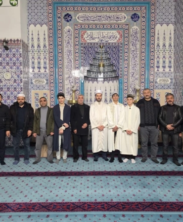 hazreti-hasan-huseyin-camisi-teravihinde-hafizlar-cuzler-halinde-kilindi-nTh5fFsT.jpg