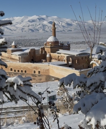 ishak-pasa-sarayi-karla-buyuleyen-beyaz-manzara-dogubayazitta-kis-fotograf-ziyafeti-sqMazJSN.jpg