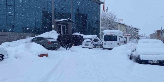 Karlıova’da Son Dakika: Yoğun Kar Yağışı Şehir Merkezi ve Yüksek Kesimlerde Etkisini Sürdürüyor