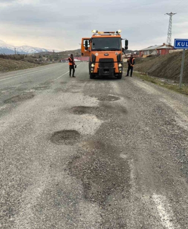 kulp-yolunda-kis-bozucu-cukurlar-onarima-alindi-ekipler-hizli-mudahale-ile-guvenligi-sagladi-YtGzBckH.jpg