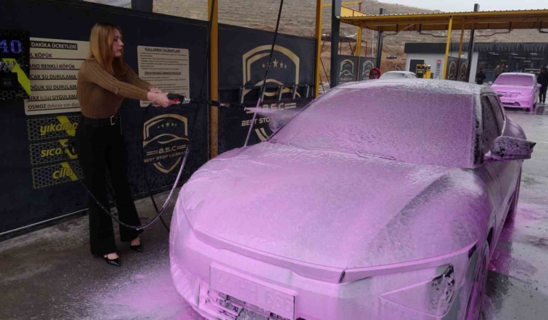 malatyada-pembe-kopukle-self-oto-yikama-deneyimi-gencler-yeni-trendi-kesfetti-xZGe88PH.jpg