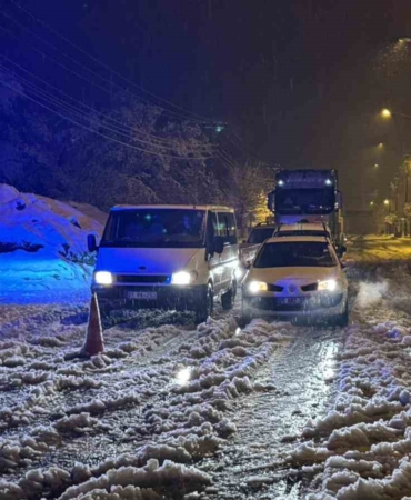 mus-bingol-yolunda-kar-ve-tipi-siddetinde-mahsur-kalan-80-kisi-icin-ekipler-guvenli-bolgelere-VgUtR4UP.jpg