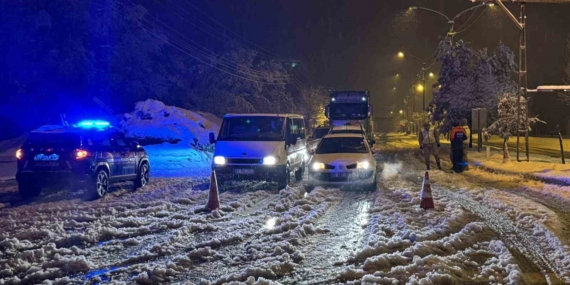 Muş-Bingöl Yolunda Kar ve Tipi Şiddetinde Mahsur Kalan 80 Kişi İçin Ekipler Güvenli Bölgelere Ulaştı