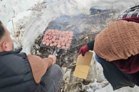 nazik-golu-donmus-halinin-buyuleyici-kis-manzarasi-ve-ates-basinda-sucuk-ekmek-keyfi-tKxWDFzE.jpg