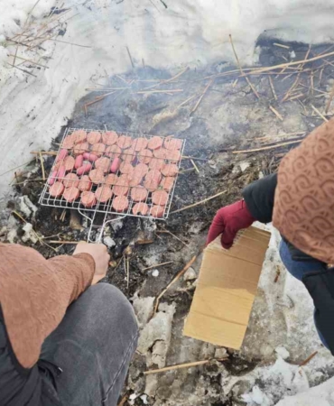 nazik-golu-donmus-halinin-buyuleyici-kis-manzarasi-ve-ates-basinda-sucuk-ekmek-keyfi-tKxWDFzE.jpg