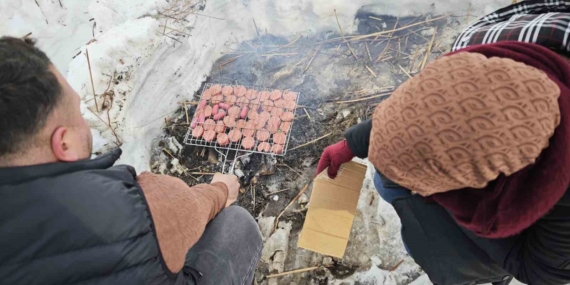 nazik-golu-donmus-halinin-buyuleyici-kis-manzarasi-ve-ates-basinda-sucuk-ekmek-keyfi-tKxWDFzE.jpg