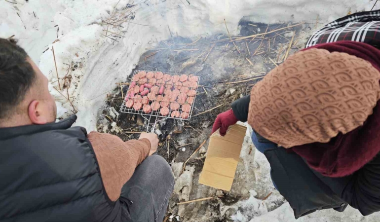 nazik-golu-donmus-halinin-buyuleyici-kis-manzarasi-ve-ates-basinda-sucuk-ekmek-keyfi-tKxWDFzE.jpg