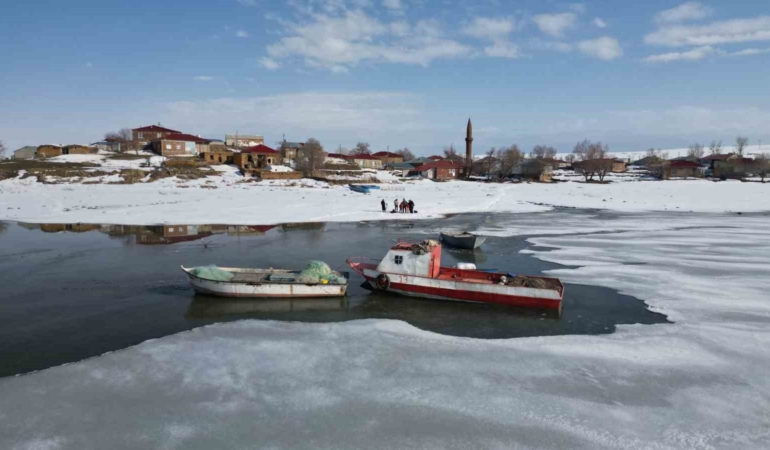 nazik-golunun-erime-yolu-kisin-donan-yuzeyden-baharin-ilk-isiklari-ckwZ1Su5.jpg
