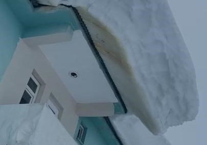 Ovacık’ta Kar Yığını: Binaların Üstüne Sarkan Kar Kütleleri Görsel Şaşkınlık Yarattı