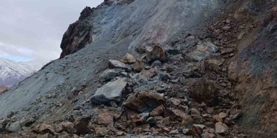 Palu’da Heyelan Sebebiyle Mezra Yolu Ulaşıma Kapatıldı