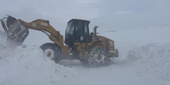 Patnos’ta Karla Mücadele: Ekipler Ulaşımı Yeniden Sağlayarak Vatandaşların Dayanışmasıyla Yol Alıyor