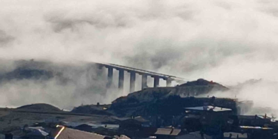 Sis ve Güneşin Kesiştiği Kulp Manzarası: Köprü Üzerinde Beyaz Bir Örtü