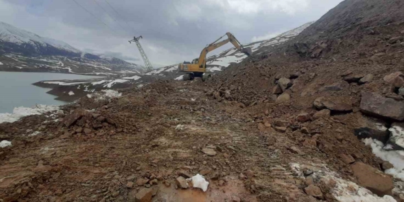 Solhan Yol Kapanışını Açıkladı: Heyelana Rağmen Ulaşım İçin Yoğun Çalışma