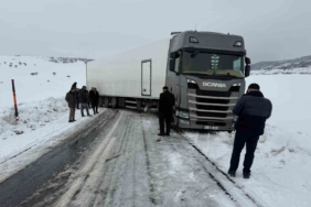 vartoda-kar-yagisi-trafigi-asiri-zorlarken-yoldaki-tir-kaza-sonrasi-kapanma-kapsamli-kurtarma-calismalari-LDQPOlB1.jpg