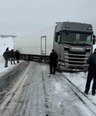 vartoda-kar-yagisi-trafigi-asiri-zorlarken-yoldaki-tir-kaza-sonrasi-kapanma-kapsamli-kurtarma-calismalari-LDQPOlB1.jpg