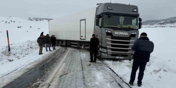 Varto’da Kar Yağışı Trafiği Aşırı Zorlarken Yoldaki Tır Kaza Sonrası Kapanma Kapsamlı Kurtarma Çalışmaları