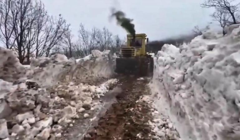 yayladere-yolu-icin-kar-mucadalesi-ekipler-gece-gunduz-calisiyor-fIRNLqqy.jpg