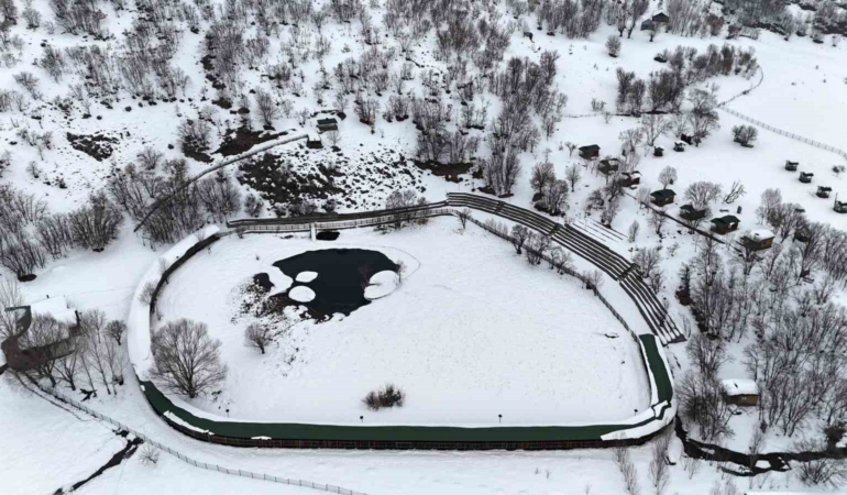 yuzen-adalarda-kis-manzarasi-solhanda-karla-kapli-krater-golu-cLszJbEX.jpg