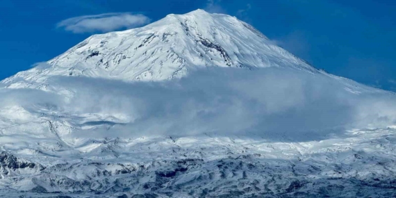 Ağrı Dağı: Türkiye’nin En Yüksek Zirvesinde Doğanın Sessiz Şahı