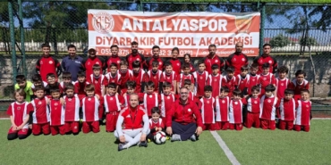 antalyaspor-diyarbakir-futbol-akademisi-miniklerle-saglikli-yasam-ve-kisisel-bakim-temali-etkinlik-vUnFHfCK.jpg