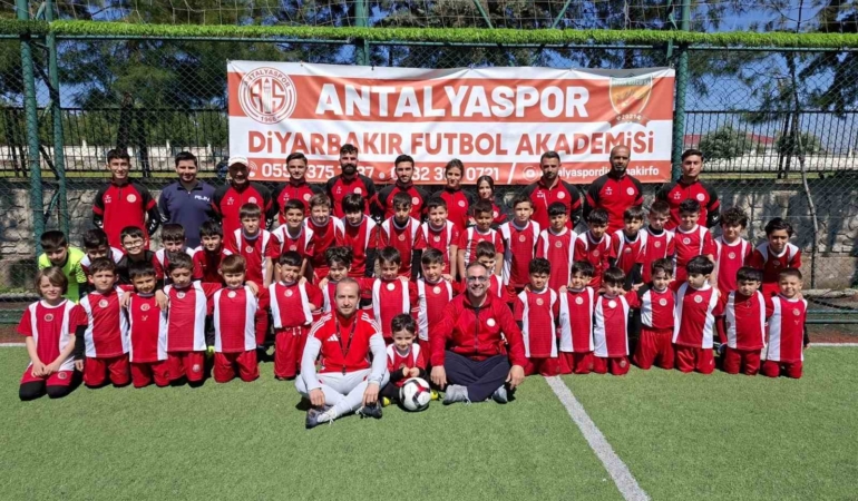 antalyaspor-diyarbakir-futbol-akademisi-miniklerle-saglikli-yasam-ve-kisisel-bakim-temali-etkinlik-vUnFHfCK.jpg