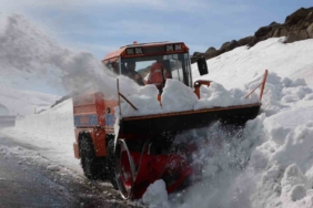 ardanuc-yolunda-karla-mucadele-karayollari-ekipleri-acilisa-odaklandi-sYLPOKrb.jpg