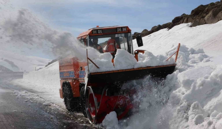 ardanuc-yolunda-karla-mucadele-karayollari-ekipleri-acilisa-odaklandi-sYLPOKrb.jpg