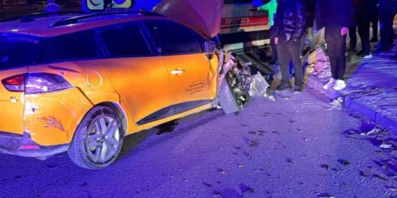 Ataşehir’de Taksi ve Hafif Ticari Araç Çarpıştı: 4 Yaralı