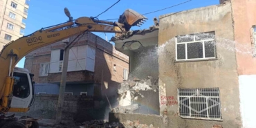 baglar-korhat-mahallesindeki-metruk-bina-kontrollu-sekilde-yikildi-5yUeNyby.jpg