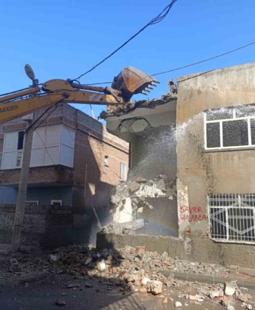 baglar-korhat-mahallesindeki-metruk-bina-kontrollu-sekilde-yikildi-5yUeNyby.jpg