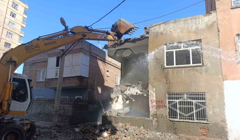baglar-korhat-mahallesindeki-metruk-bina-kontrollu-sekilde-yikildi-5yUeNyby.jpg