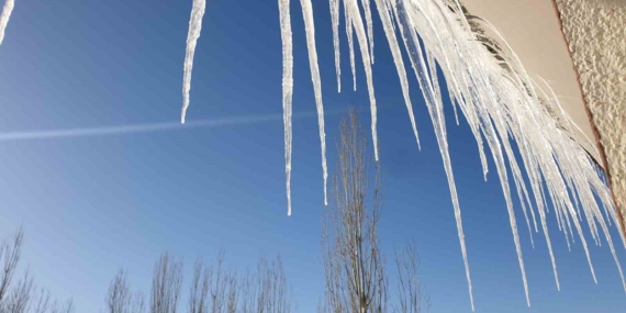 Başkale’de Cemre Sonrası Şiddetli Kar Yağışı ve Dondurucu Soğuklar Etkisini Sürdürüyor