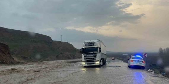 Batman’da Şiddetli Yağış Sonrası Taşkın ve Tek Şeride Düşen Yol: Trafik Güvenliği İçin Ekipler Harekete Geçti