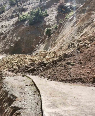 batmanda-siddetli-yagis-sonrasi-toprak-kaymalariyla-ulasim-yolu-guclukleri-jl9OkRYc.jpg