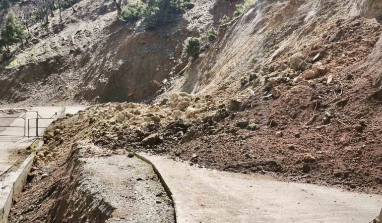 batmanda-siddetli-yagis-sonrasi-toprak-kaymalariyla-ulasim-yolu-guclukleri-jl9OkRYc.jpg
