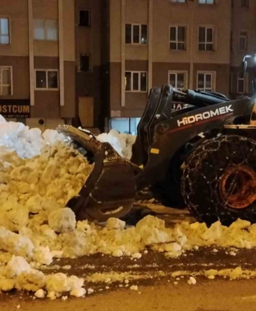 bitliste-yogun-kar-yagisi-sonrasi-karla-mucadelede-724-gorev-basinda-guvenli-ulasim-icin-ekipler-pfPe31xQ.jpg