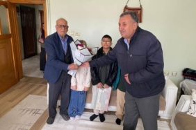 cermikte-emekli-ogretmenlere-vefa-ziyareti-ogrencilerden-anlamli-anlar-n1b2IvtN.jpg