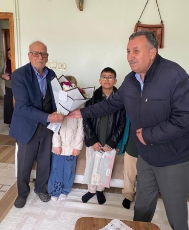 cermikte-emekli-ogretmenlere-vefa-ziyareti-ogrencilerden-anlamli-anlar-n1b2IvtN.jpg