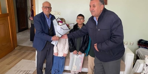 cermikte-emekli-ogretmenlere-vefa-ziyareti-ogrencilerden-anlamli-anlar-n1b2IvtN.jpg