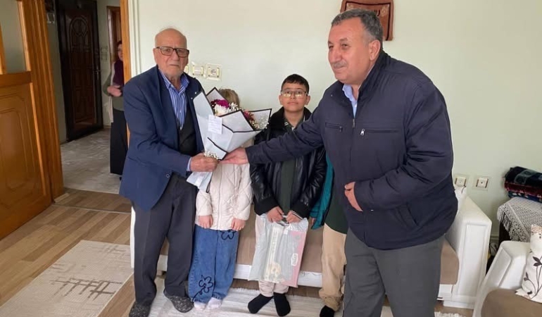 cermikte-emekli-ogretmenlere-vefa-ziyareti-ogrencilerden-anlamli-anlar-n1b2IvtN.jpg