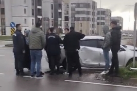 diyarbakir-baglarde-hafif-ticari-aracla-otomobil-carpisti-jandarmadan-zamaninda-mudahale-ygHGpTFI.jpg