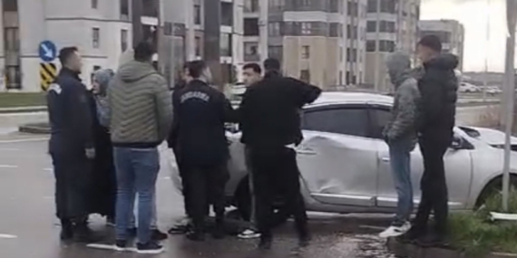 Diyarbakır Bağlar’de Hafif Ticari Araçla Otomobil Çarpıştı: Jandarmadan Zamanında Müdahale