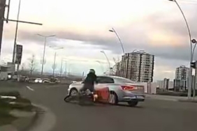 diyarbakirda-motosiklet-ve-otomobil-carpismasi-kameralara-yansidi-pd82BqVm.jpg