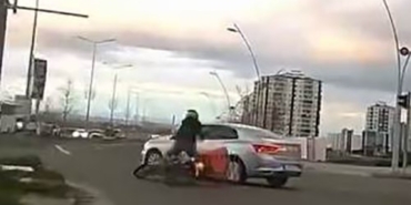 diyarbakirda-motosiklet-ve-otomobil-carpismasi-kameralara-yansidi-pd82BqVm.jpg