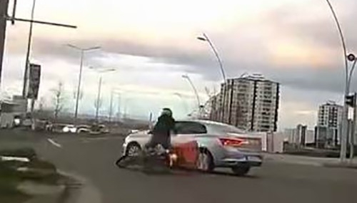 diyarbakirda-motosiklet-ve-otomobil-carpismasi-kameralara-yansidi-pd82BqVm.jpg