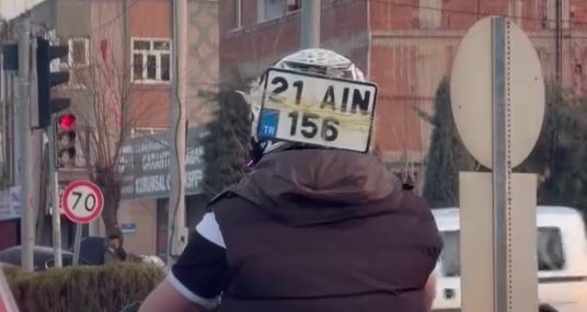 Diyarbakır’da Plakayı Kaskına Bantlayarak Ceza Kaçırma Girişimi Kamerada