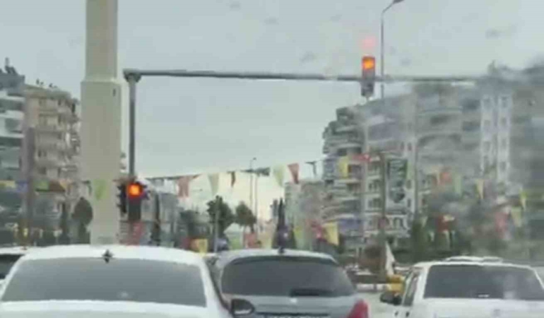 diyarbakirda-yagislar-nedeniyle-sokaklar-suya-bogruldu-trafik-ve-yaya-akisi-zorluk-yasaniyor-QITWymyk.jpg
