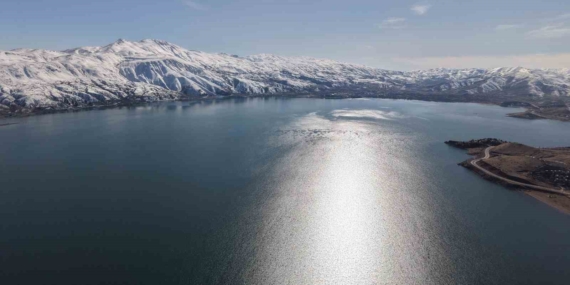 Hazar Gölü ve Hazarbaba Dağı: Kışın Bembeyaz ve Mavinin Büyüsü