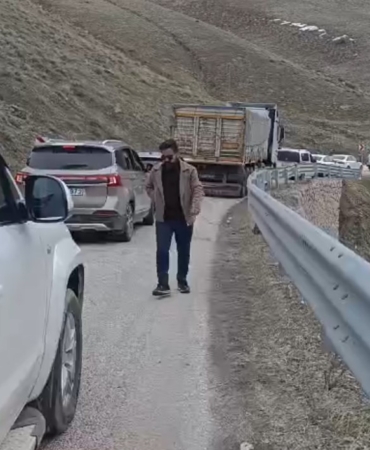 heyelan-nedeniyle-yuksekova-yolunda-olusan-trafik-yogunlugu-ve-sonuclari-qZ8tx4QK.jpg